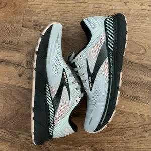 Women’s Brooks Adrenaline GTS 22